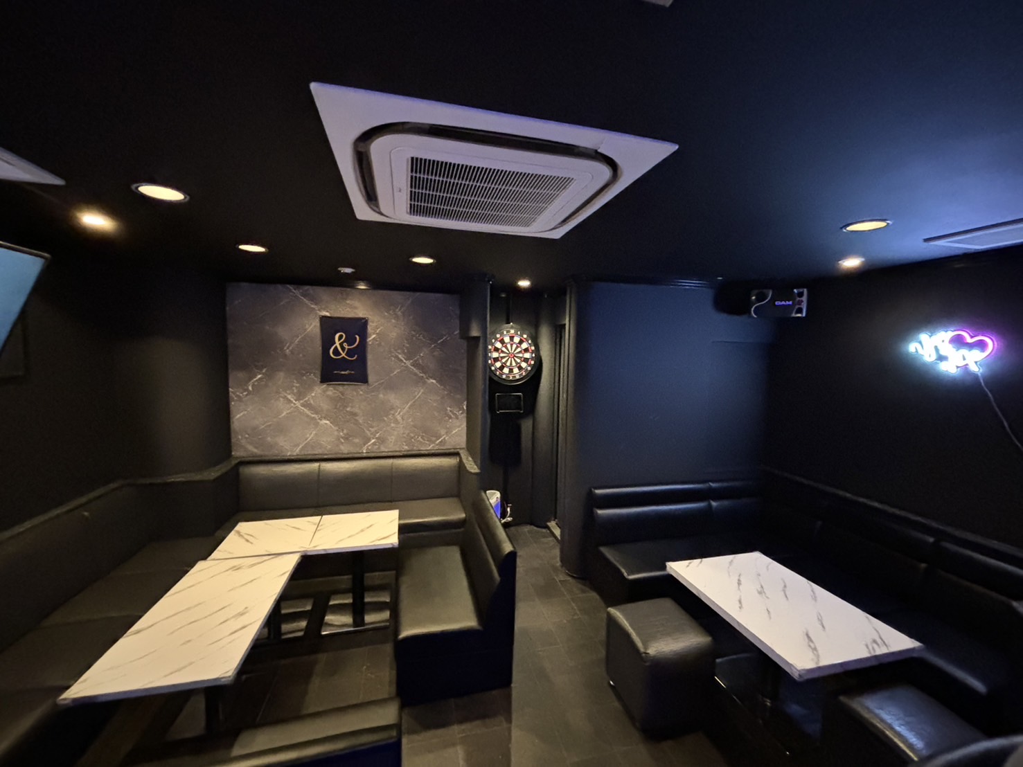 bar & ~and~のソファ席とダーツがある内装